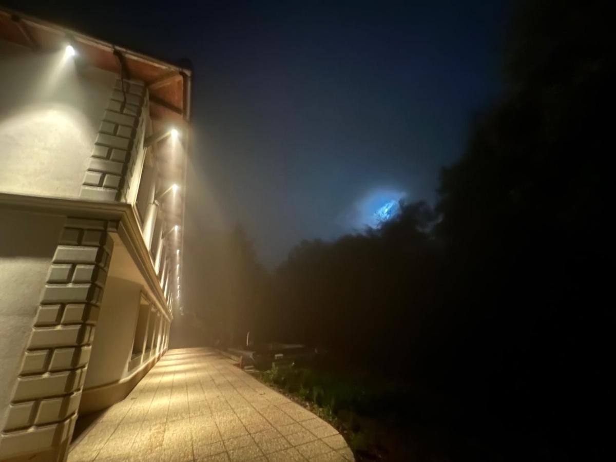Hotel Galeria Pezinska Baba Пежинок Екстериор снимка