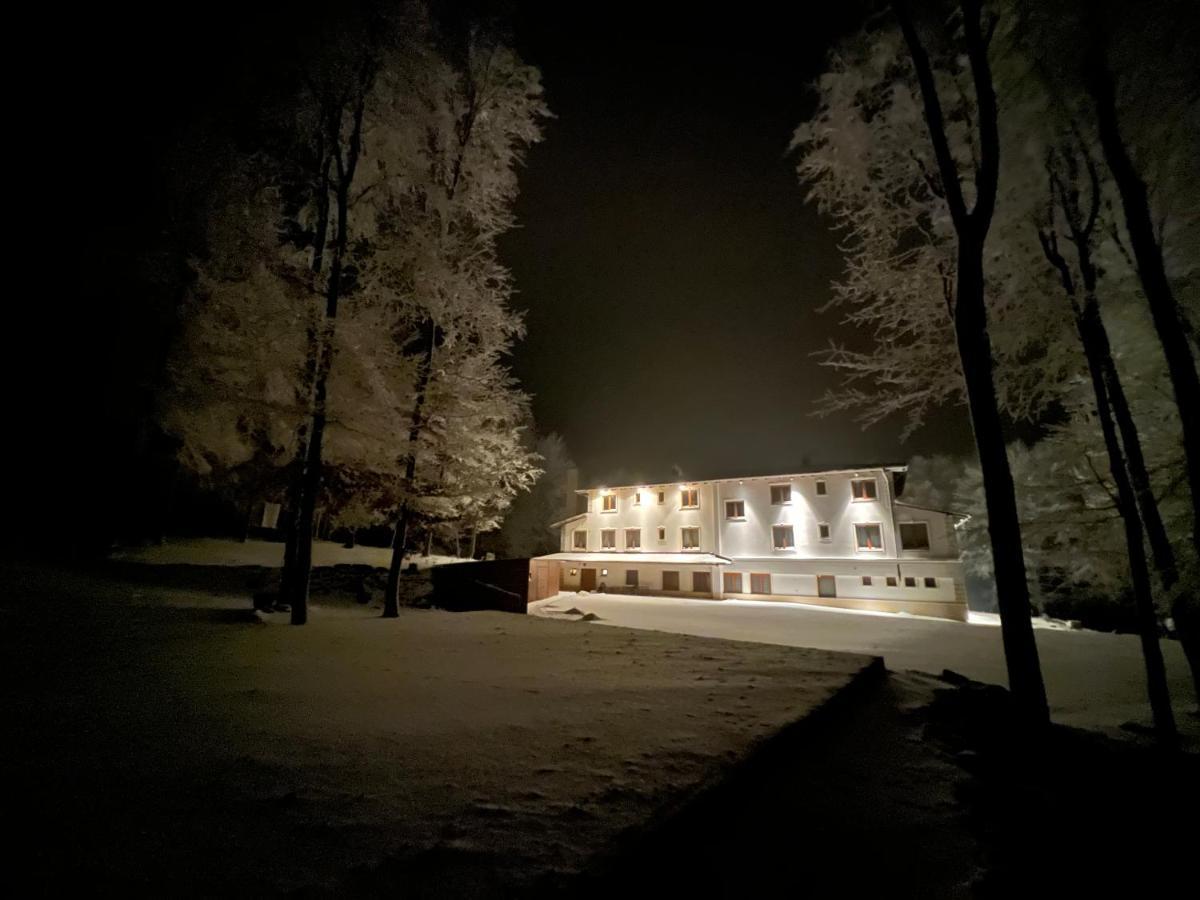 Hotel Galeria Pezinska Baba Пежинок Екстериор снимка